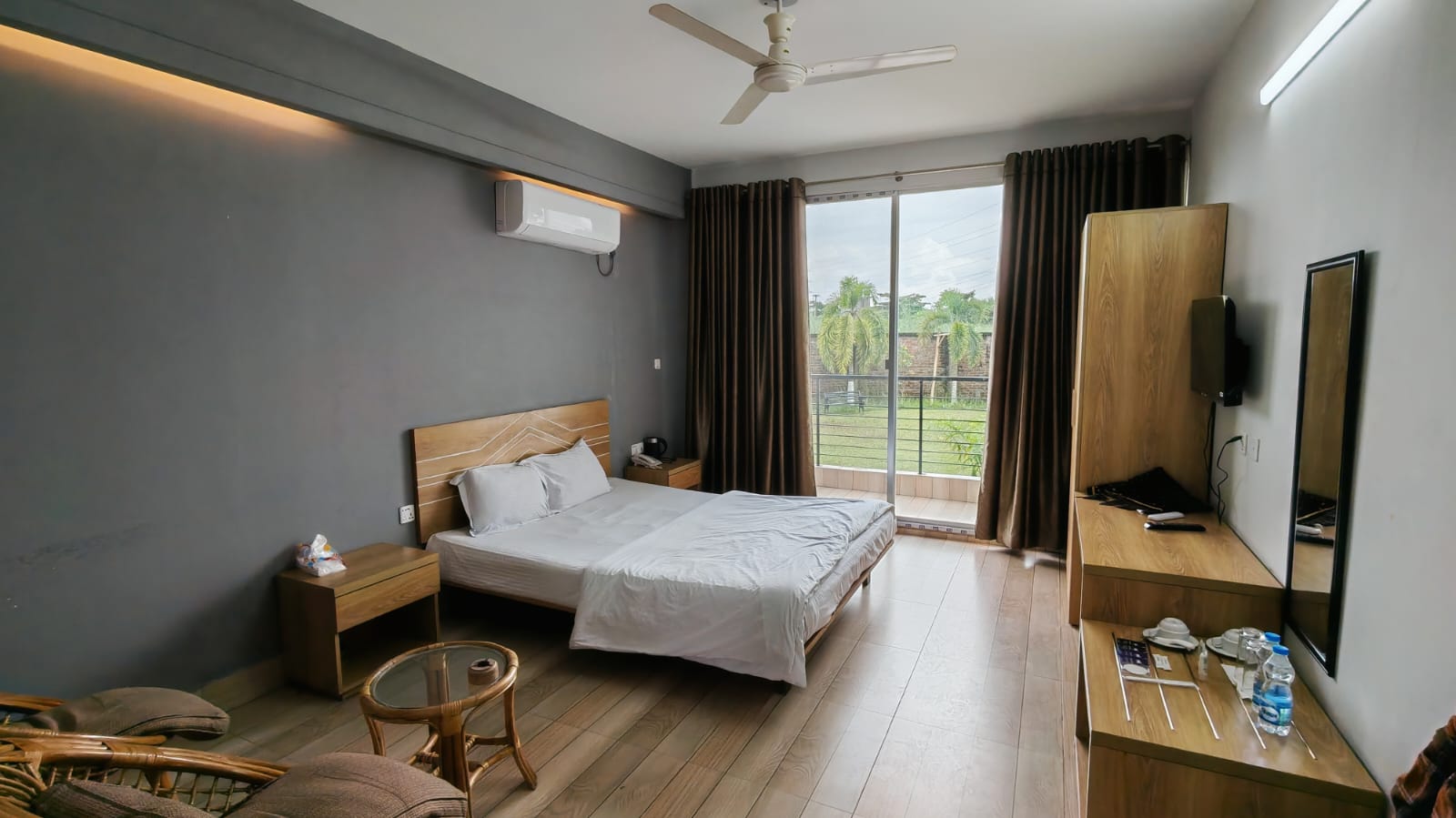 বিশ্রাম, পরিবর্তন ও মালামাল রাখার জন্য ডিলাক্স রুম