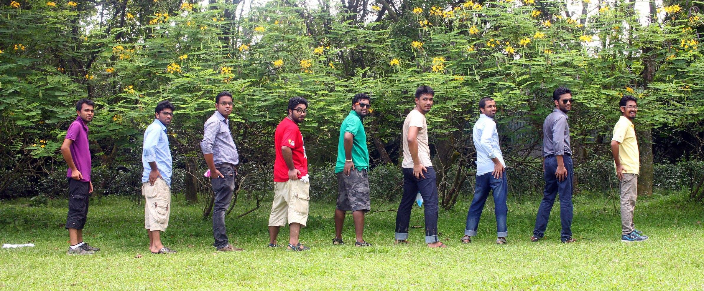 ফুলের বাগানের পাশে দলবেঁধে লাইন ছবি