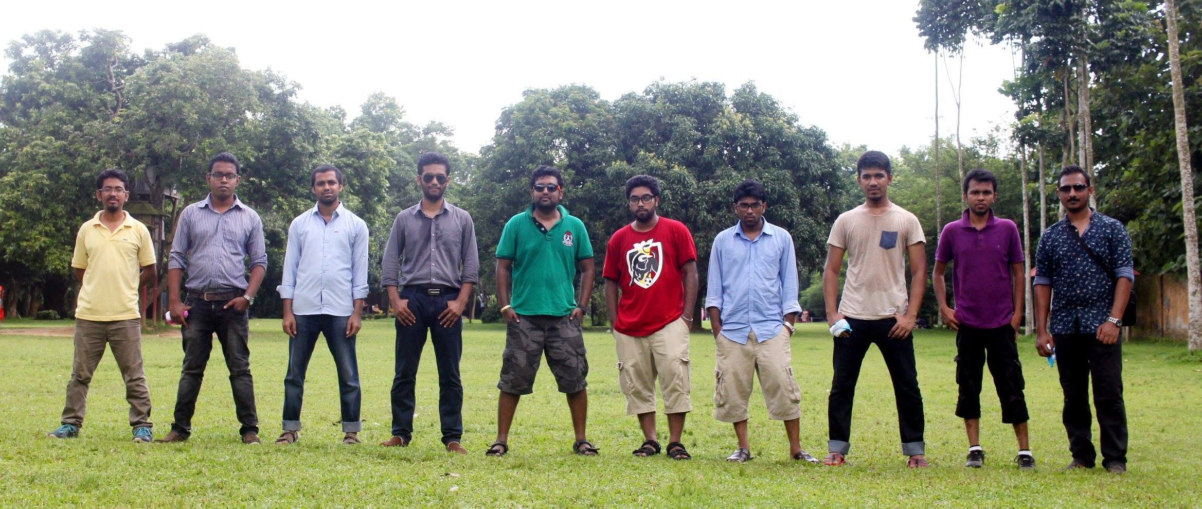 খোলা মাঠে দলগত ছবি