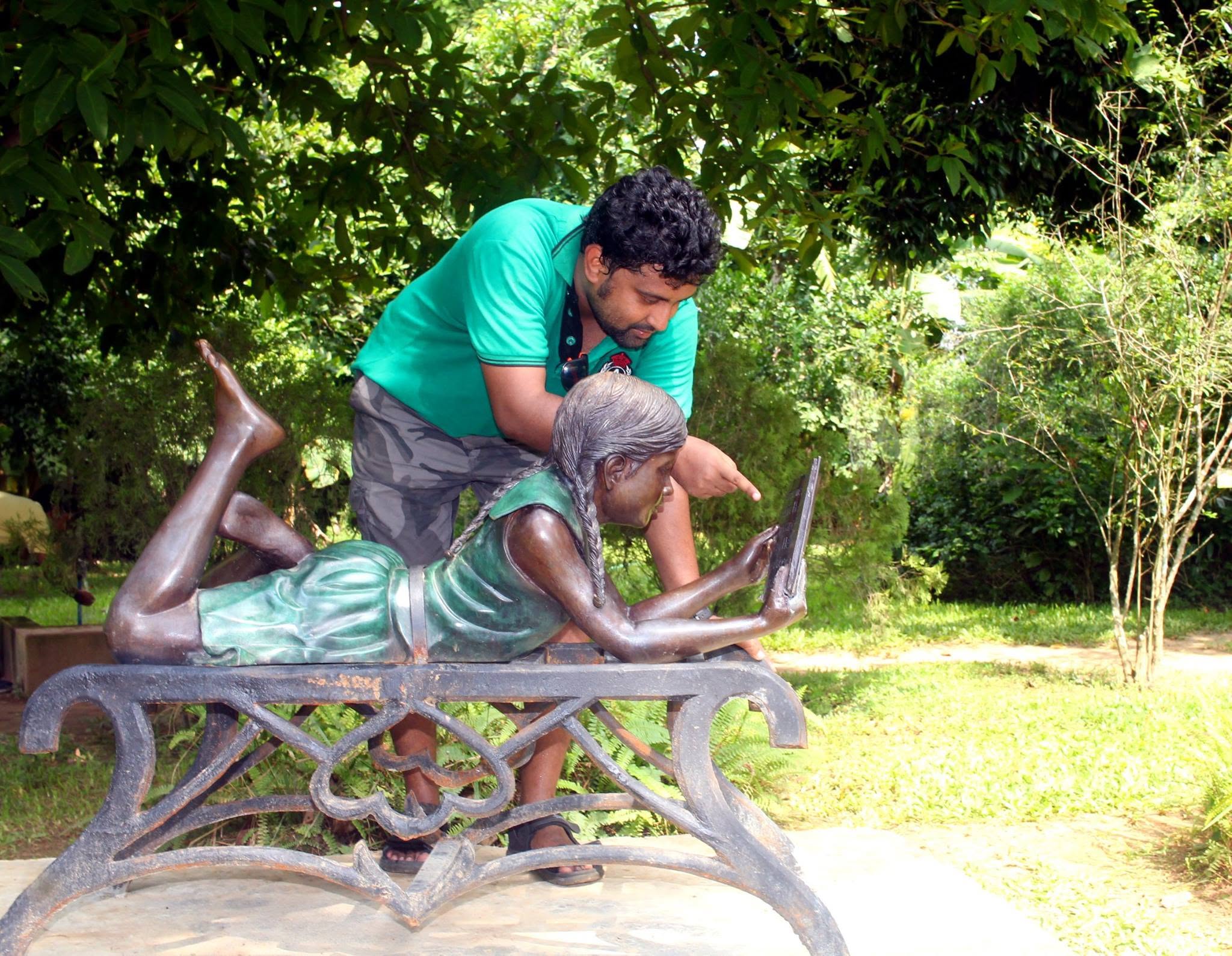 নুহাশ পল্লীর ভাস্কর্যের সাথে খুনসুটি